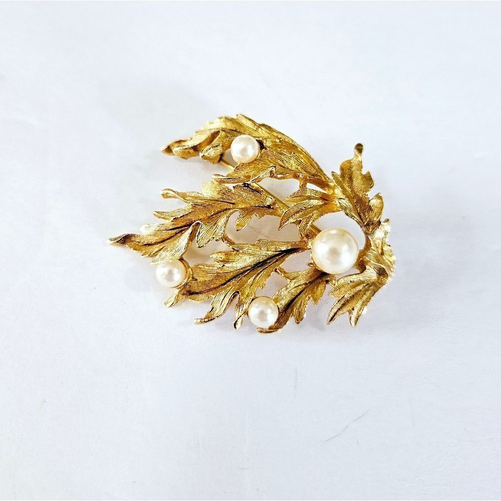 Vintage Richelieu Signed Seagrass Matte Textured Gold Tone Faux Pearl Brooch Pin